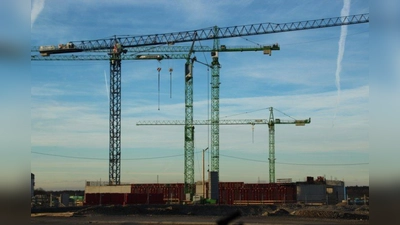 Ein Wald von Kränen - das ist derzeit der typische Blick von der Bodenseestraße auf das neue Baugebiet. (Foto: pst)