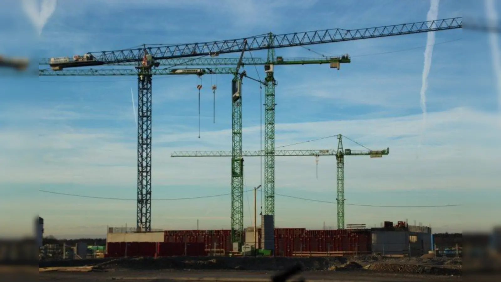 Ein Wald von Kränen - das ist derzeit der typische Blick von der Bodenseestraße auf das neue Baugebiet. (Foto: pst)