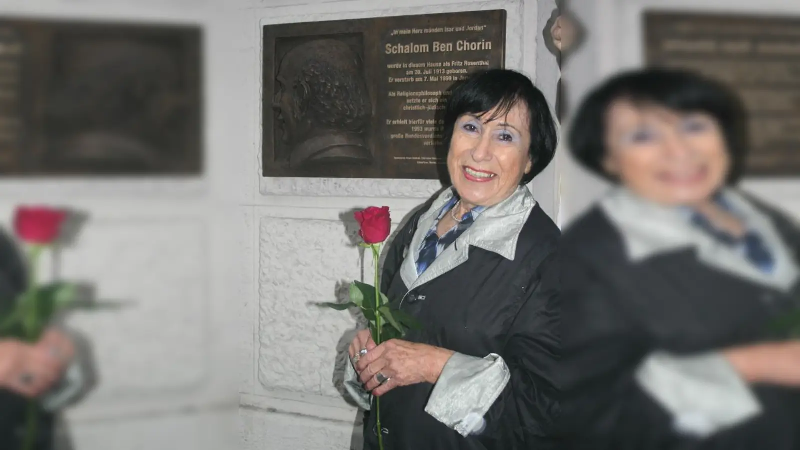 Avital Ben Chorin vor der Gedenktafel: Sie hört die Schritte ihres verstorbenen Mannes immer noch in den Straßen Münchens.	 (Foto: Sylvie-Sophie Schindler)