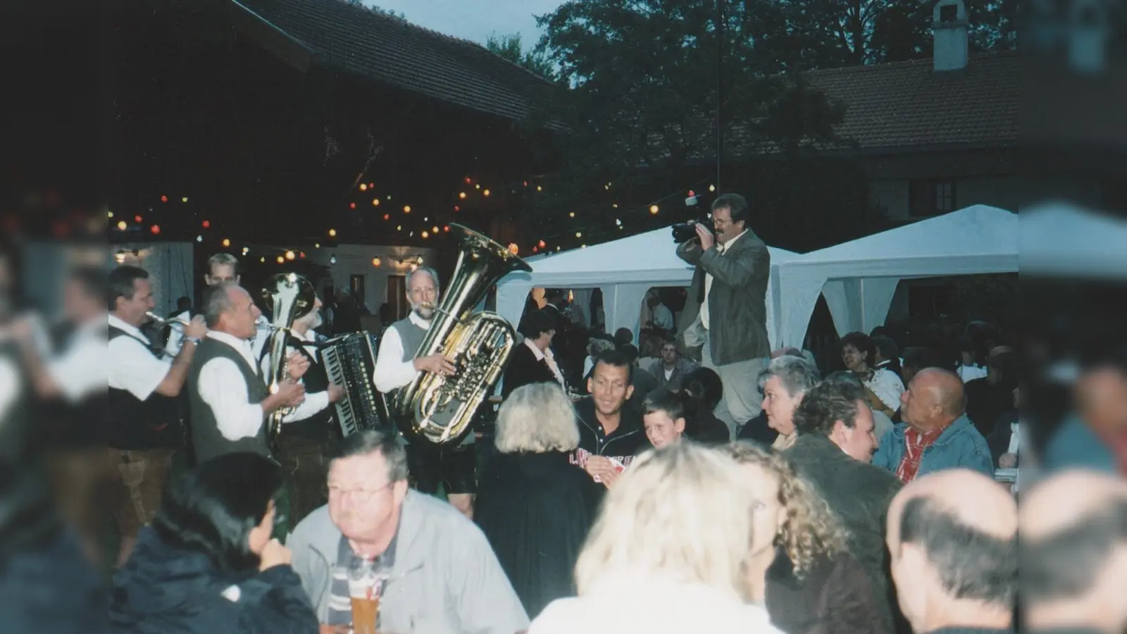 Beim Lampionfest der Freunde des Wolfschneiderhofes geht es immer zünftig zu. (Foto: Wolfschneiderhof)