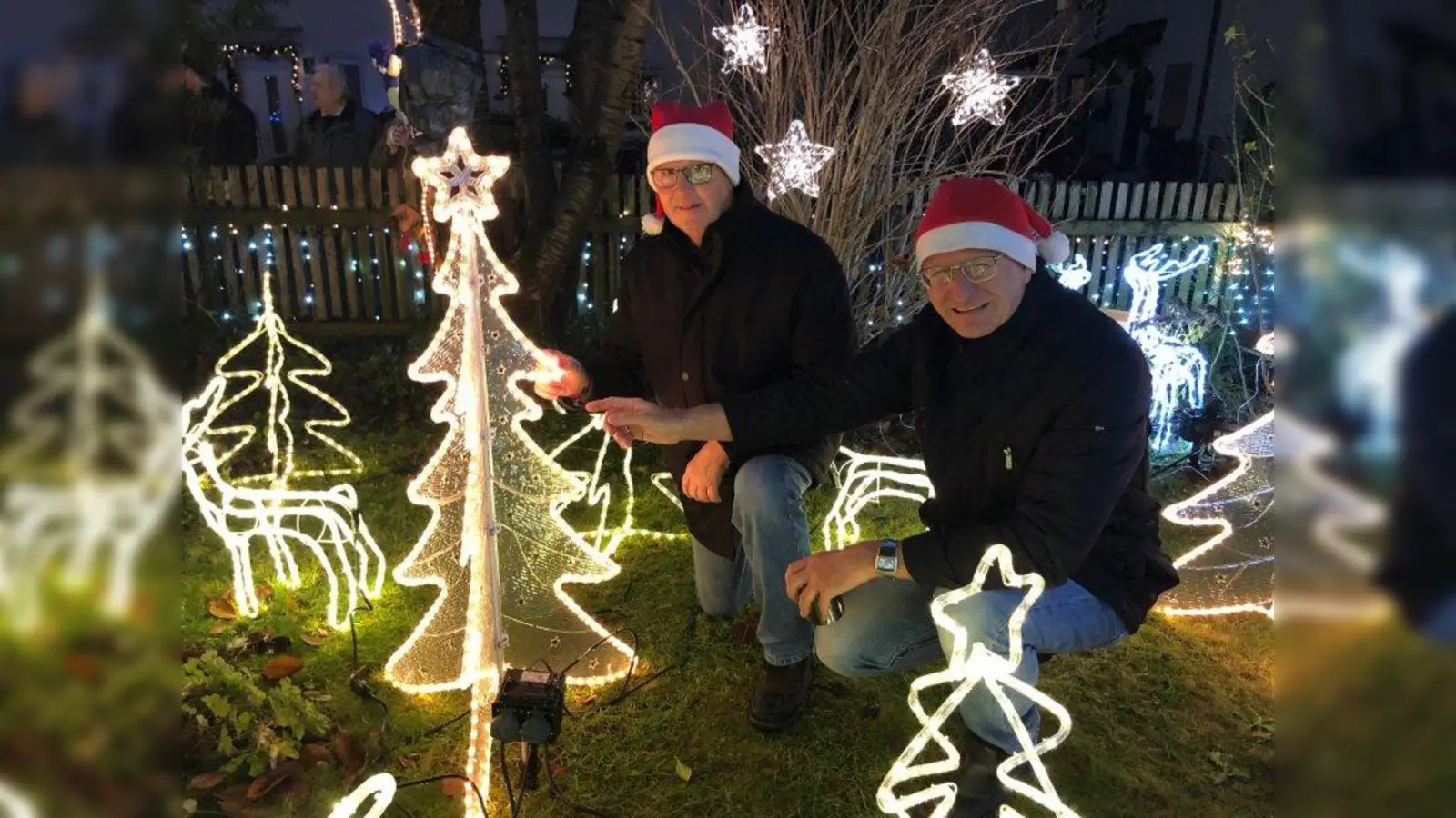 Wochenlange Arbeit liegt hinter Georg Ringmayr (r.) und seinem Nachbarn Rudi Bauer. (Foto: pst)