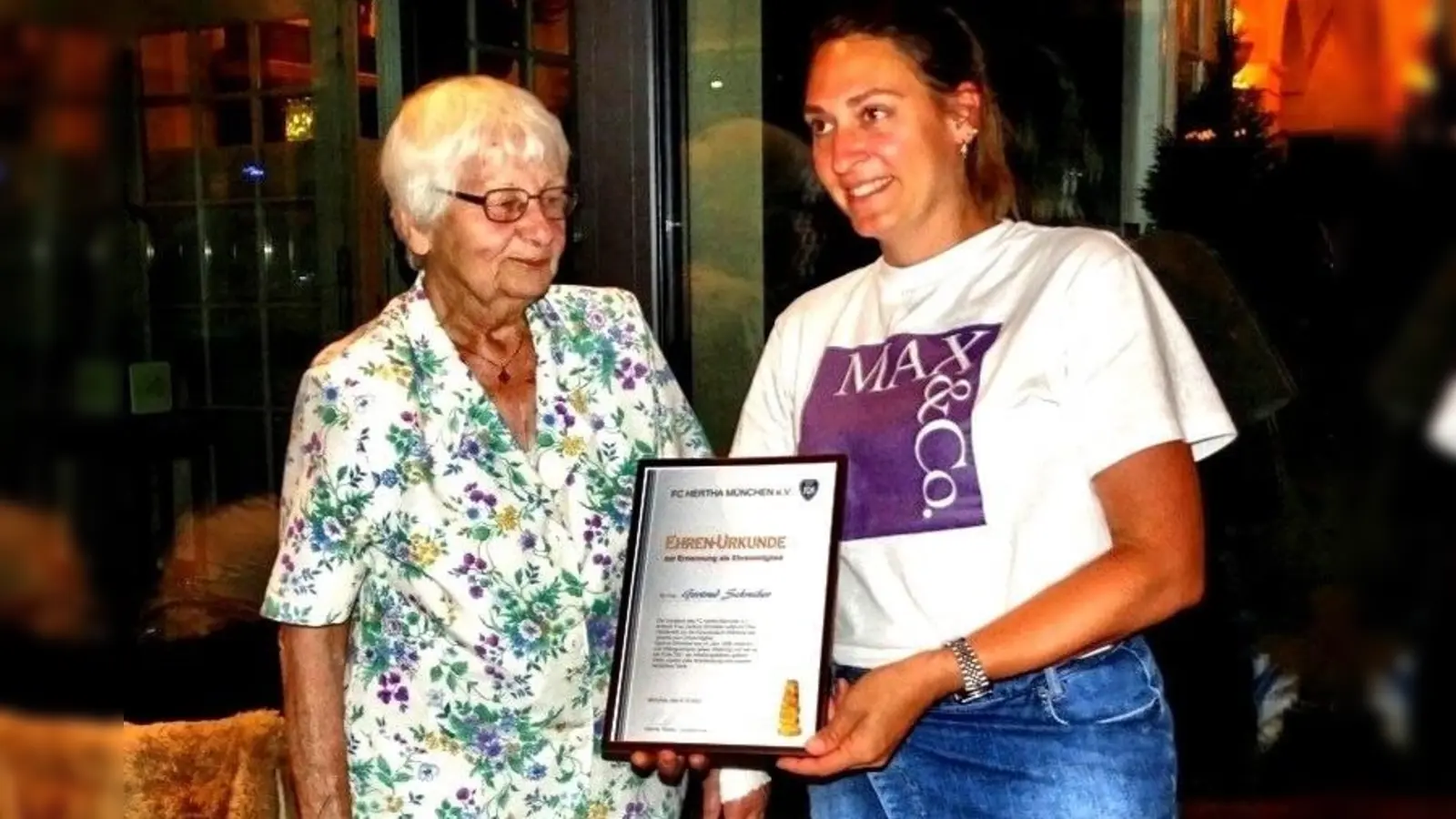 Gertrud Schreiber erhielt von der 1. Vorsitzenden Katharina Kapfenberger eine Ehrenurkunde.  (Foto: FC Hertha)