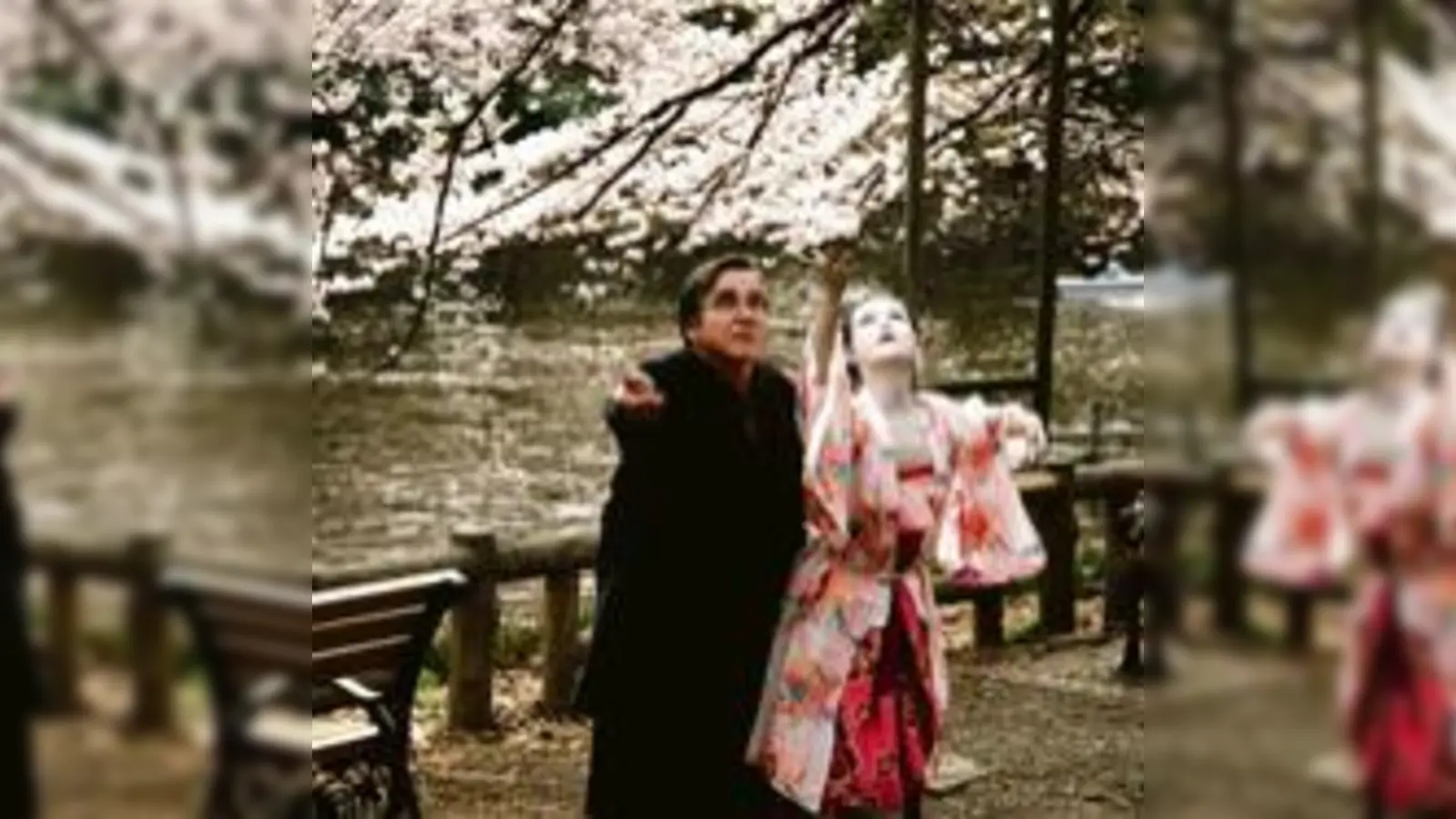 Elmar Wepper lässt sich von japanischen Blüten  (überzeugen.Foto: VA)