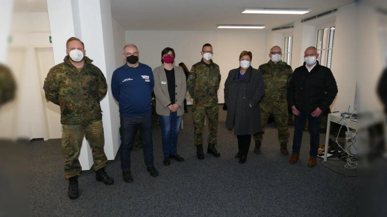 Hoher Besuch bei der Truppe, die das Gesundheitsamt in Weilheim unterstützt: Major Kevin Stötzer, Dr. Stefan Günther, Petra Vogl, Oberstleutnant Marc Richter, Landrätin Andrea Jochner-Weiß, Hauptfeldwebel Michael Fuchs und Stefan Laubenbacher (von links). (Foto: Landratsamt)