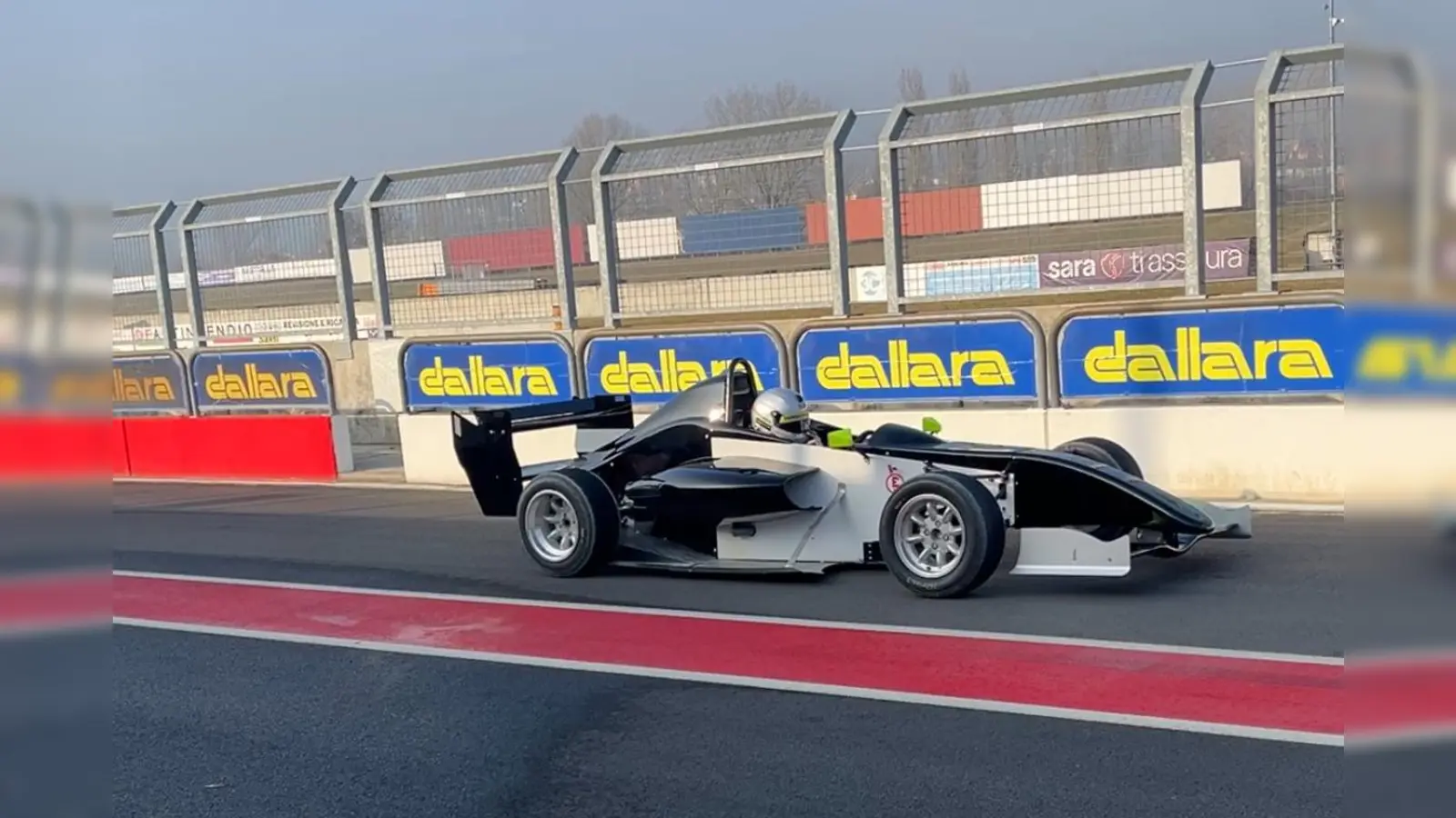 Der erst 14-jährige Nicolas Lenzi Loeffler hat eine große Karriere im Motorsport vor sich liegen. Die ersten Erfolge hat er bereits eingefahren. (Foto: Loeffler)