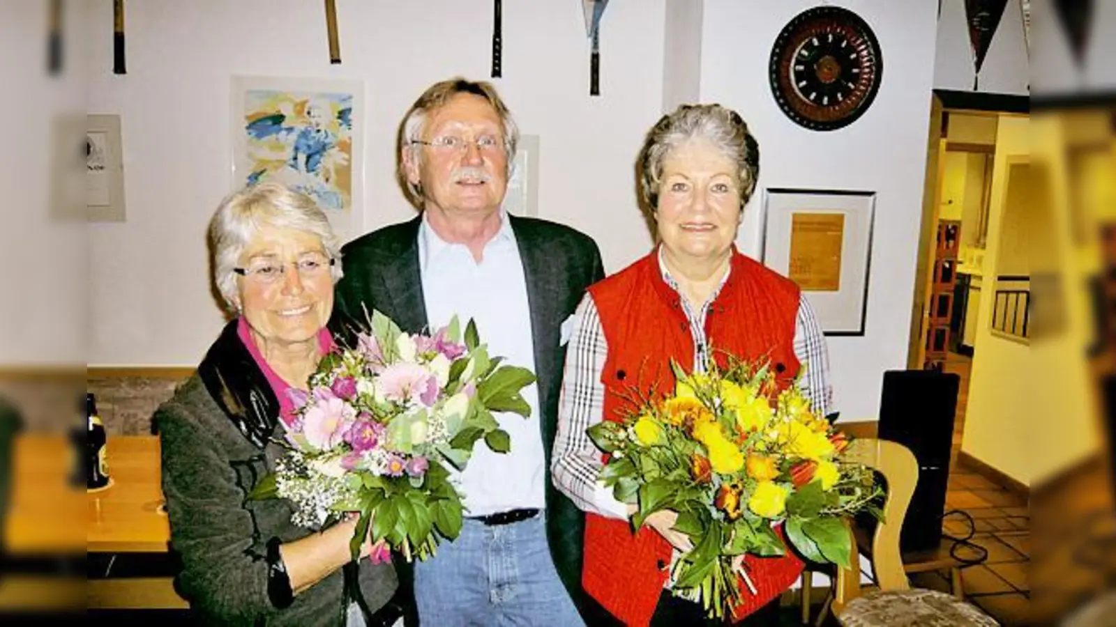 Vorsitzender Dieter Pallawiks verabschiedet und bedankt sich bei Waltraud Seiring und Ursula Zänker.  (Foto: Verei)