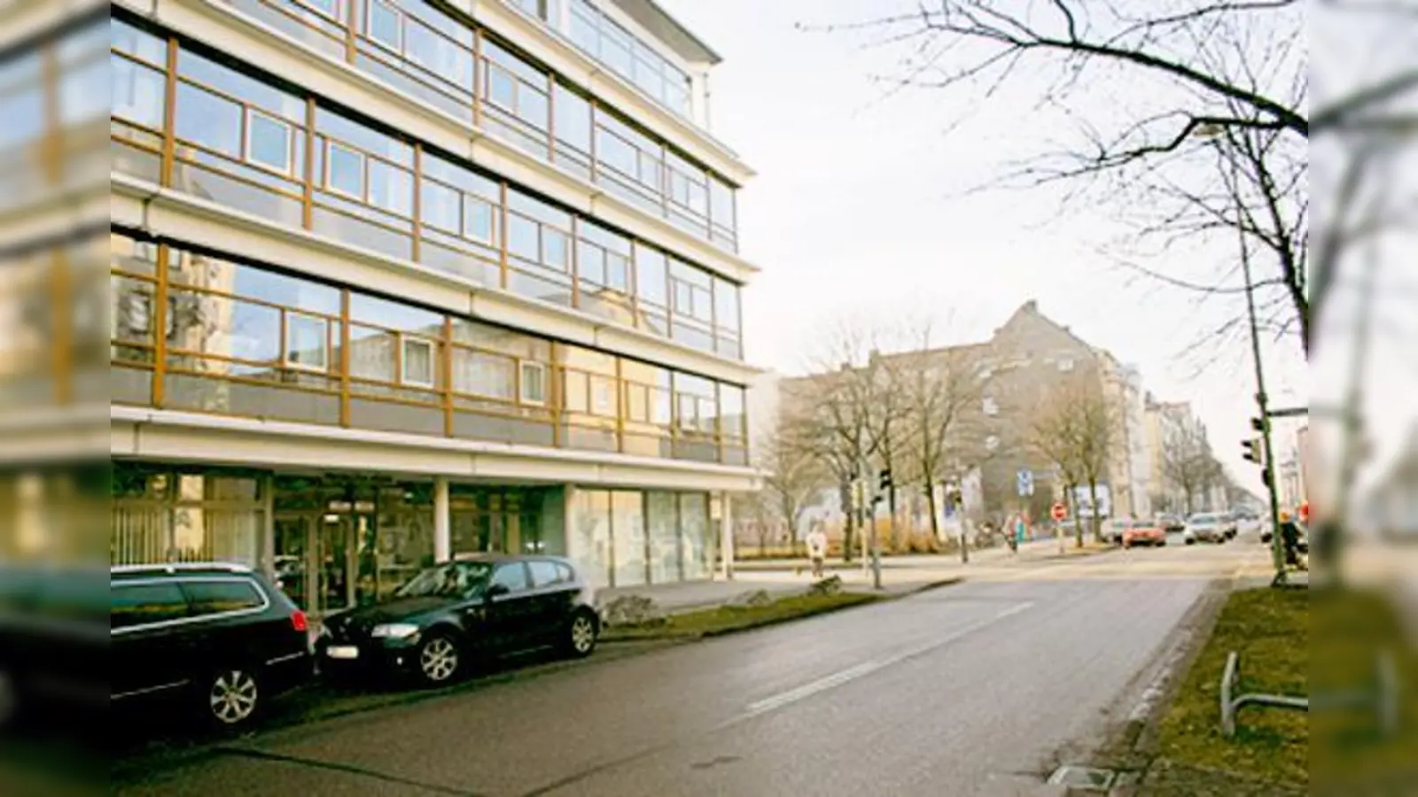 Offensichtlich bauliche Konkurrenten  der Bezirk Oberbayern als Träger der Heckscher-Klinik will verhindern, dass direkt gegenüber neben Wohnungen und zentraler Stadtteilbibliothek auch das Modell Seniorenwohnen eine Heimat bekommt.  (Foto: Hettich)
