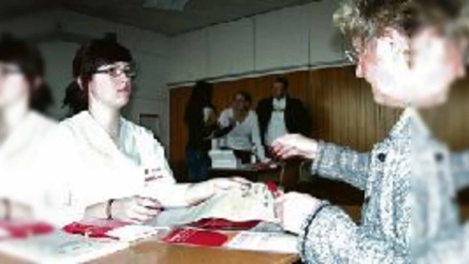 Geduldig erklären Mitarbeiter, was auf die künftigen Knochenmarkspender zukommen  (kann.Foto: VA)