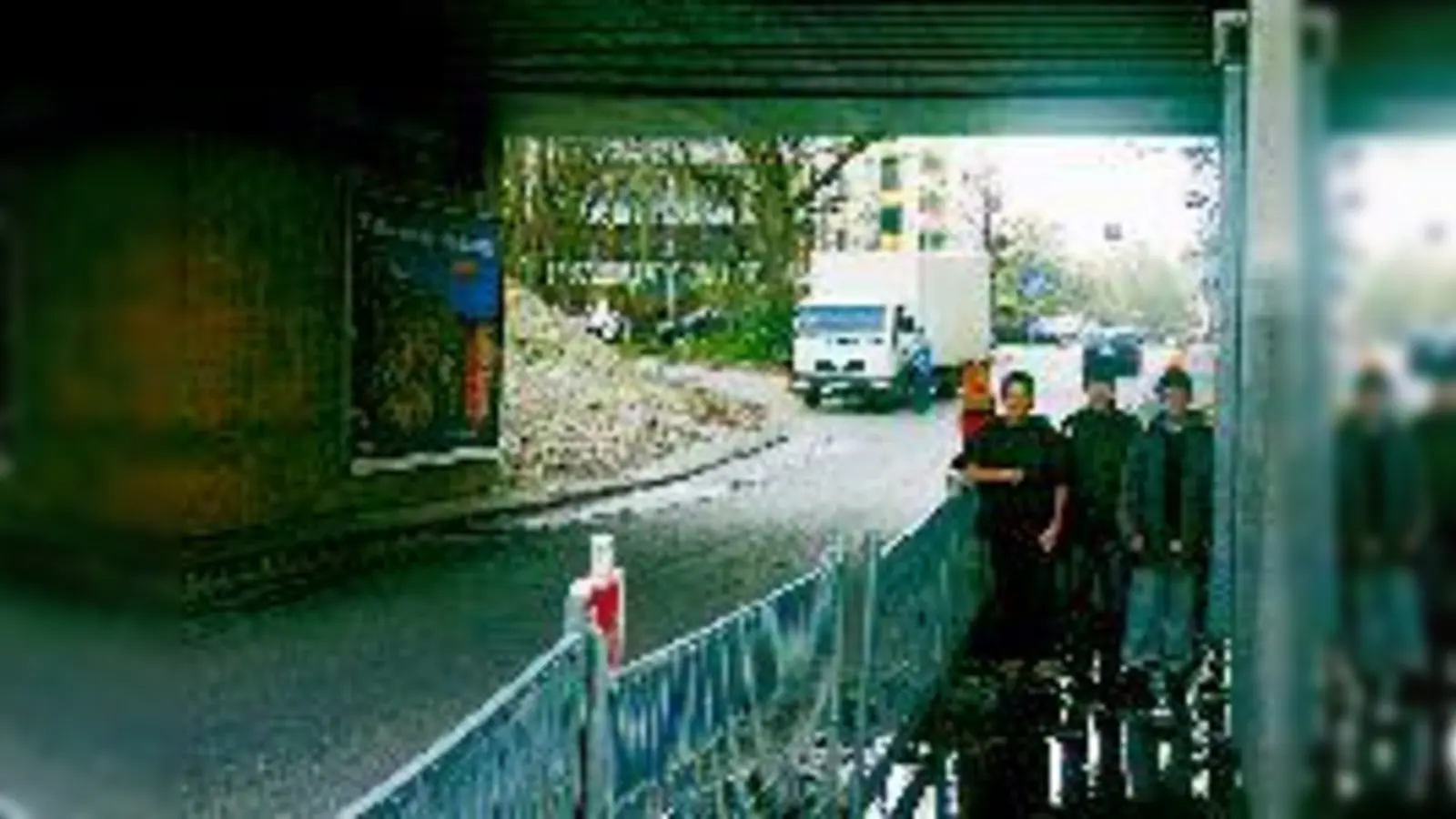 Unpassierbar wegen Pfütze: Schüler am vorgesehenen nördlichen Fußweg der Bahn-Unterführung an der Johanneskirchner Straße.	 (Fotos: ms)