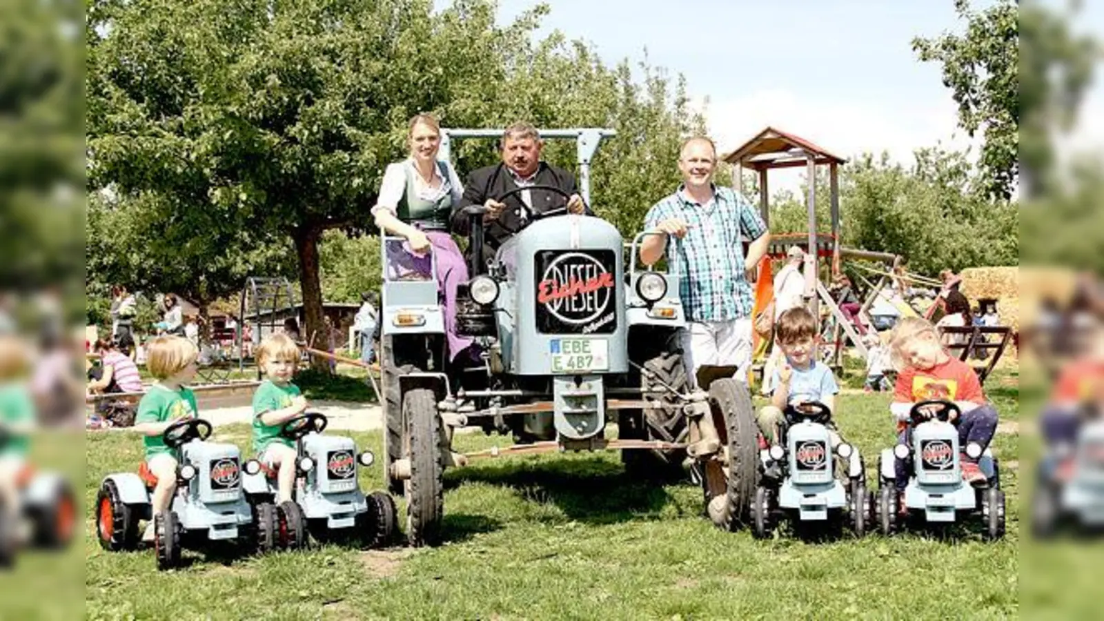 Anna Link, Georg Reitsberger und Helge Sahl (v. l.) mit den Kindern Valentin, Zacharias, Xaver und Rebekka auf schwerem Gerät.	 (Foto: Alexander Bestle)