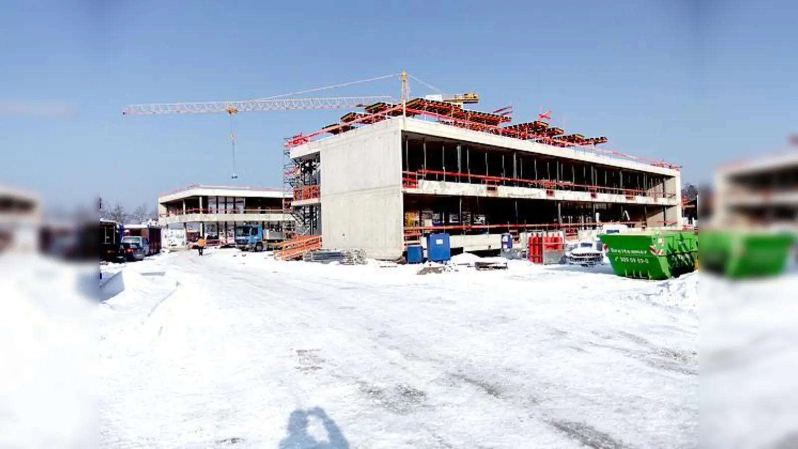 Die Bauarbeiten am Grünwalder Gymnasium laufen trotz winterlicher Kälte auf Hochtouren. 	 (Foto: VA)