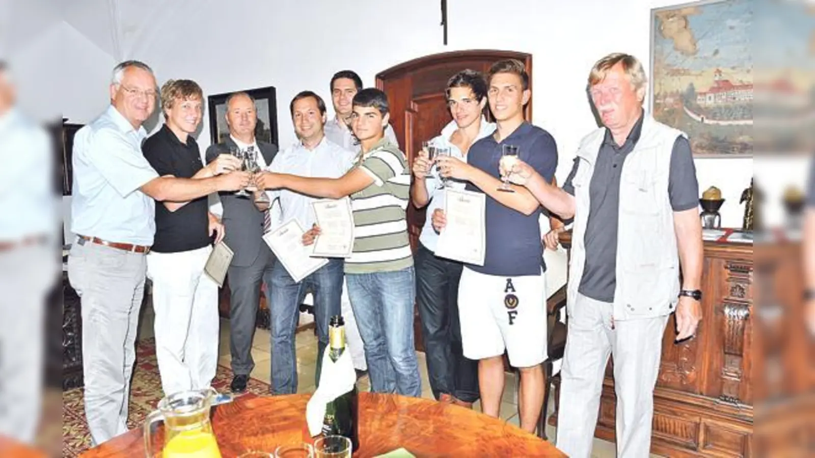 Bürgermeister Walter Brilmayer (l.) hat mit den Spielern der Ersten Herrenmannschaft des TC Topspin sowie den Vorsitzenden Bernhard Ganahl (3. v. l.) und Thomas Wolf (r.)auf den Erfolg angestoßen.	 (Foto: Sybille Föll)