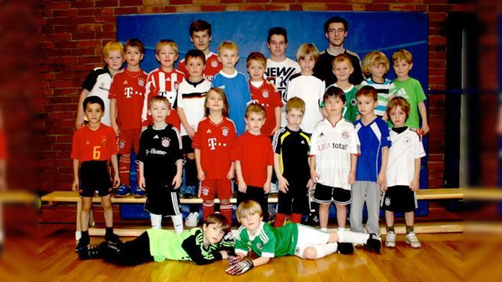 Noch absolvieren die Fußballneulinge keine Punktspiele. Fürs Mannschaftsfoto posieren können sie aber schon fast wie die Profis. 	 (Foto: VA)