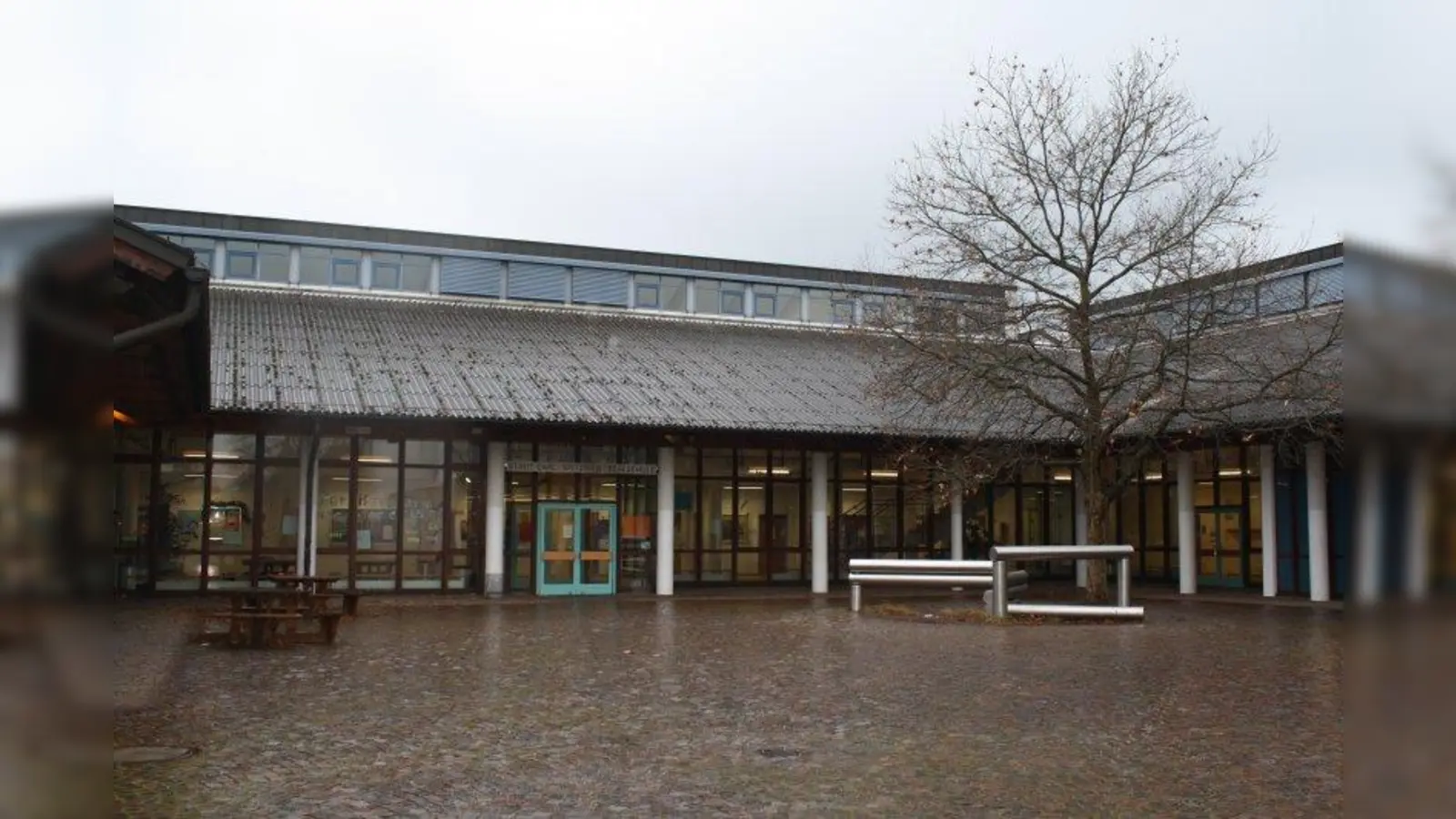 Carl-Spitzweg-Realschule im Schulzentrum in der Pfarrer-Grimm-Straße: Der Elternbeirat beklagt die Raumnot an der Schule. (Foto: sb)