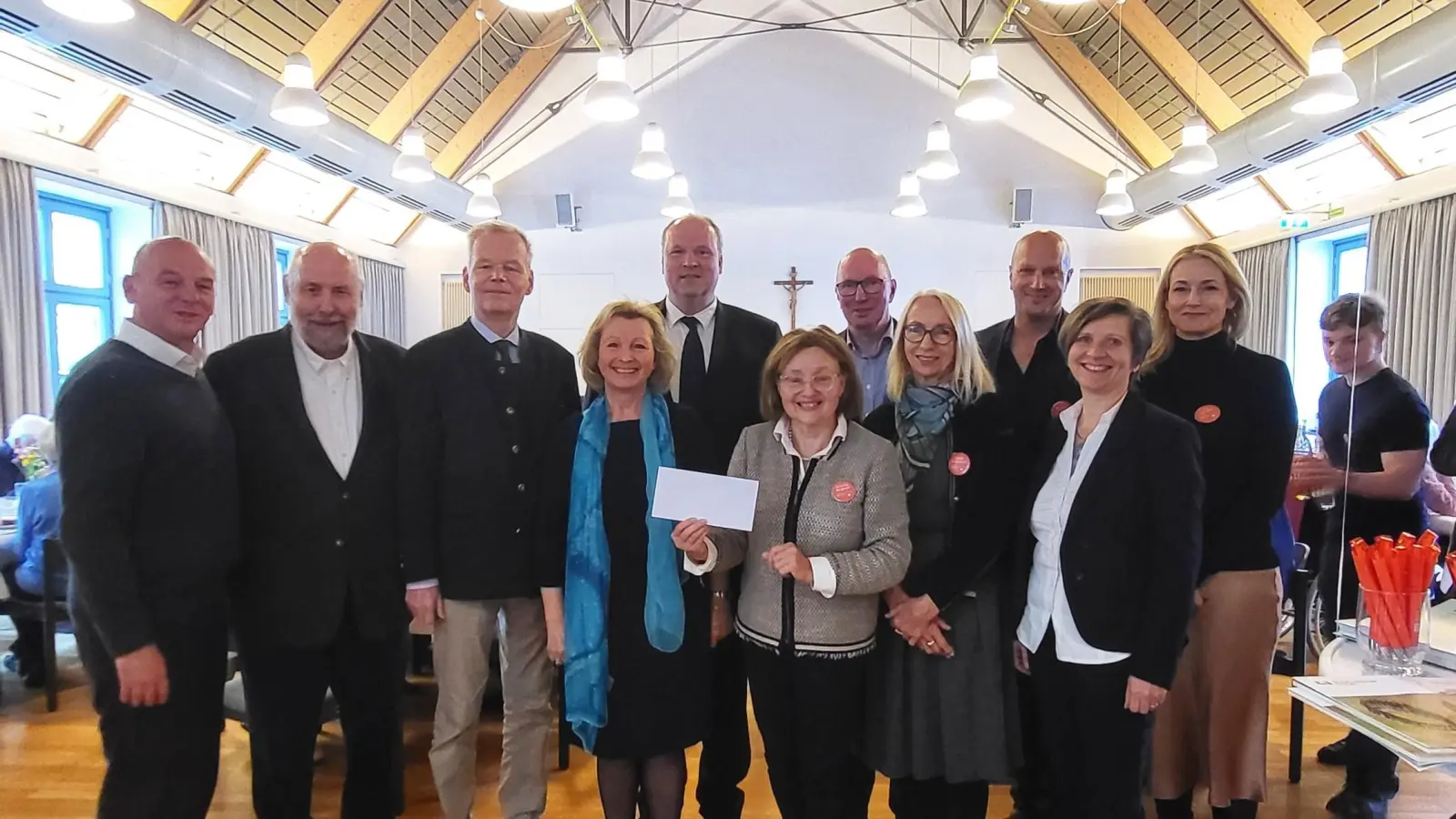 Mit einem stimmungsvollen Fest wurde der 50. Geburstag von Essen auf Rädern in Grünwald gefeiert. Zu den Gratulanten gehörte auch Bürgermeister Jan Neusiedl (3.v.l.) und Landrat Christoph Göbel (4.v.l).  (Foto: NbH Grünwald)