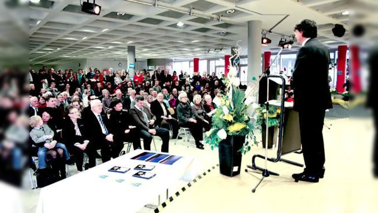 Bei seiner Neujahrsansprache setzte Bürgermeister Albert Hingerl den Schwerpunkt auf die Jugend und die Poinger Schulen.	 (Foto: Gabriele Heigl)
