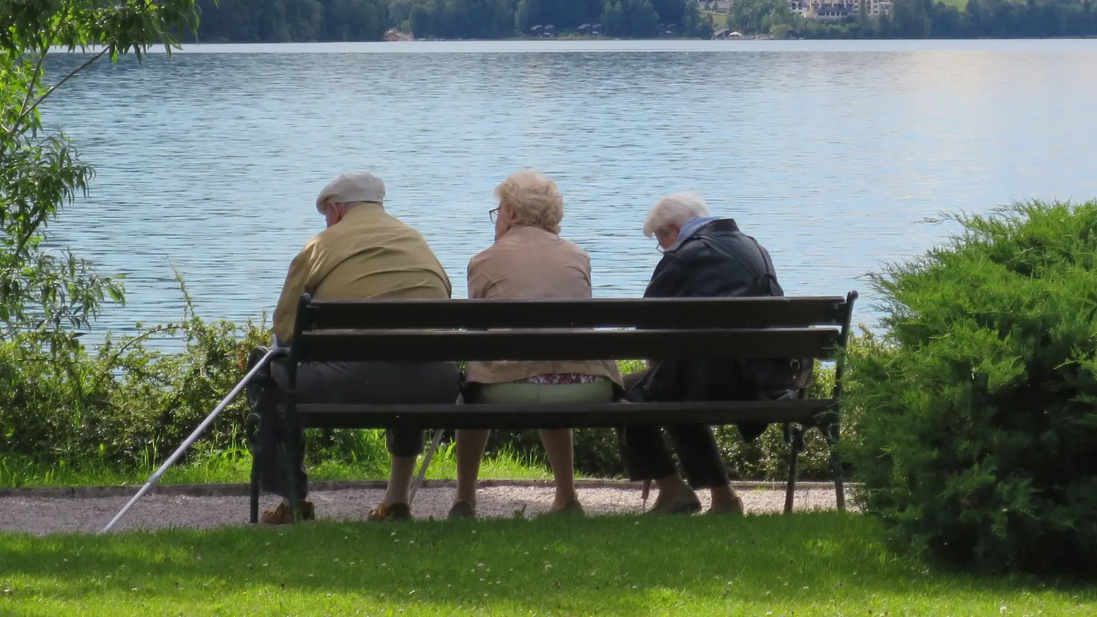 Im Alter darf man heute einfach alles: Auf einer Bank am See sitzen und Enten füttern oder mit dem Motorrad durch die Wüste fahren. (Foto: Michael Anft)