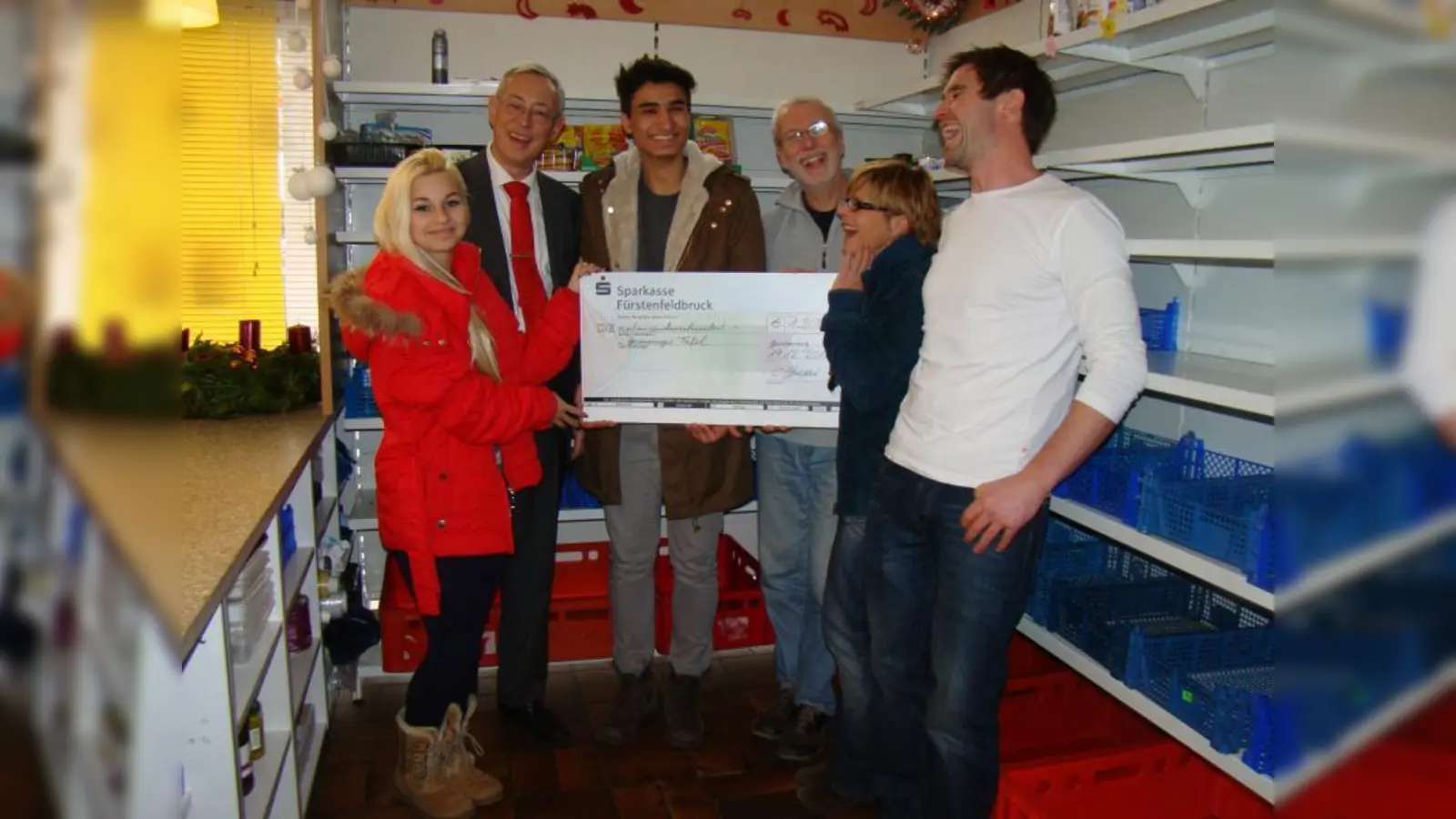 Einen Scheck überreichten von links Janine Neckar, Schulleiter Christoph Breuer, Bahram Khalid an Jürgen Quest. Mit dabei sind auch Monika Matthes und Markus Schewe. (Foto: pst)