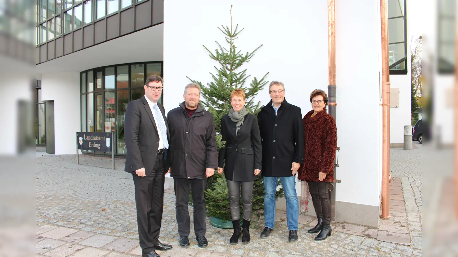 Landrat Martin Bayerstorfer nahm den Christbaum für die diesjährige Wunschbaumaktion von Robert Grimm, Sabine Berger, Michael Hamburger und Elisabeth Mayr (von links) entgegen. (Foto: Landratsamt Erding )