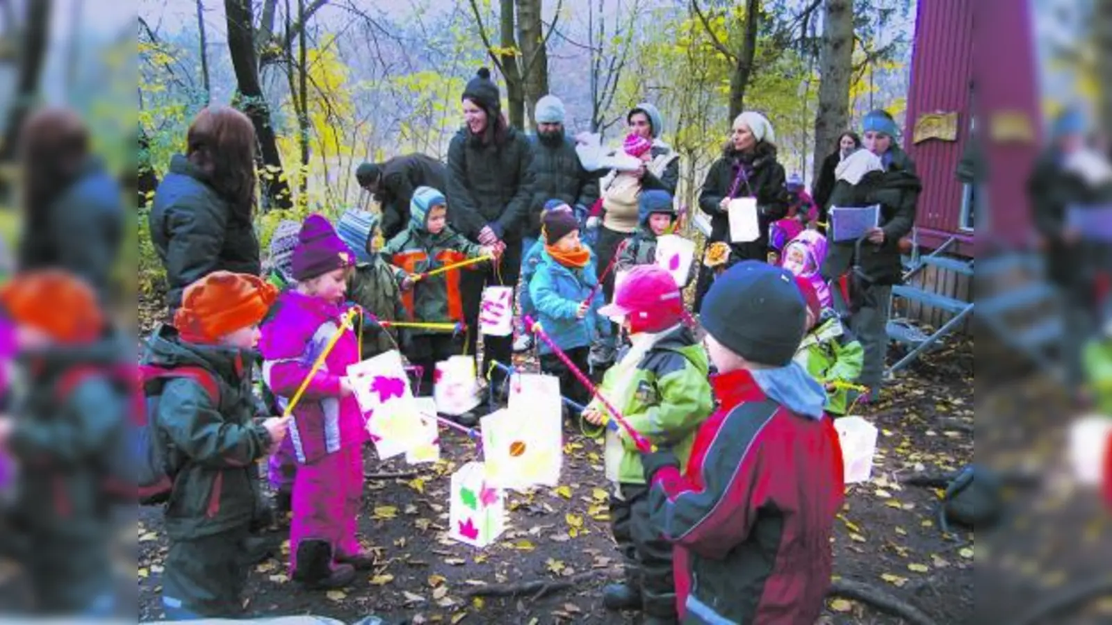 Mit selbst gebastelten Laternen ausgestattet zogen die „Waldwichtl“ am Martinstag durch die Angerlohe. (Foto: pi)
