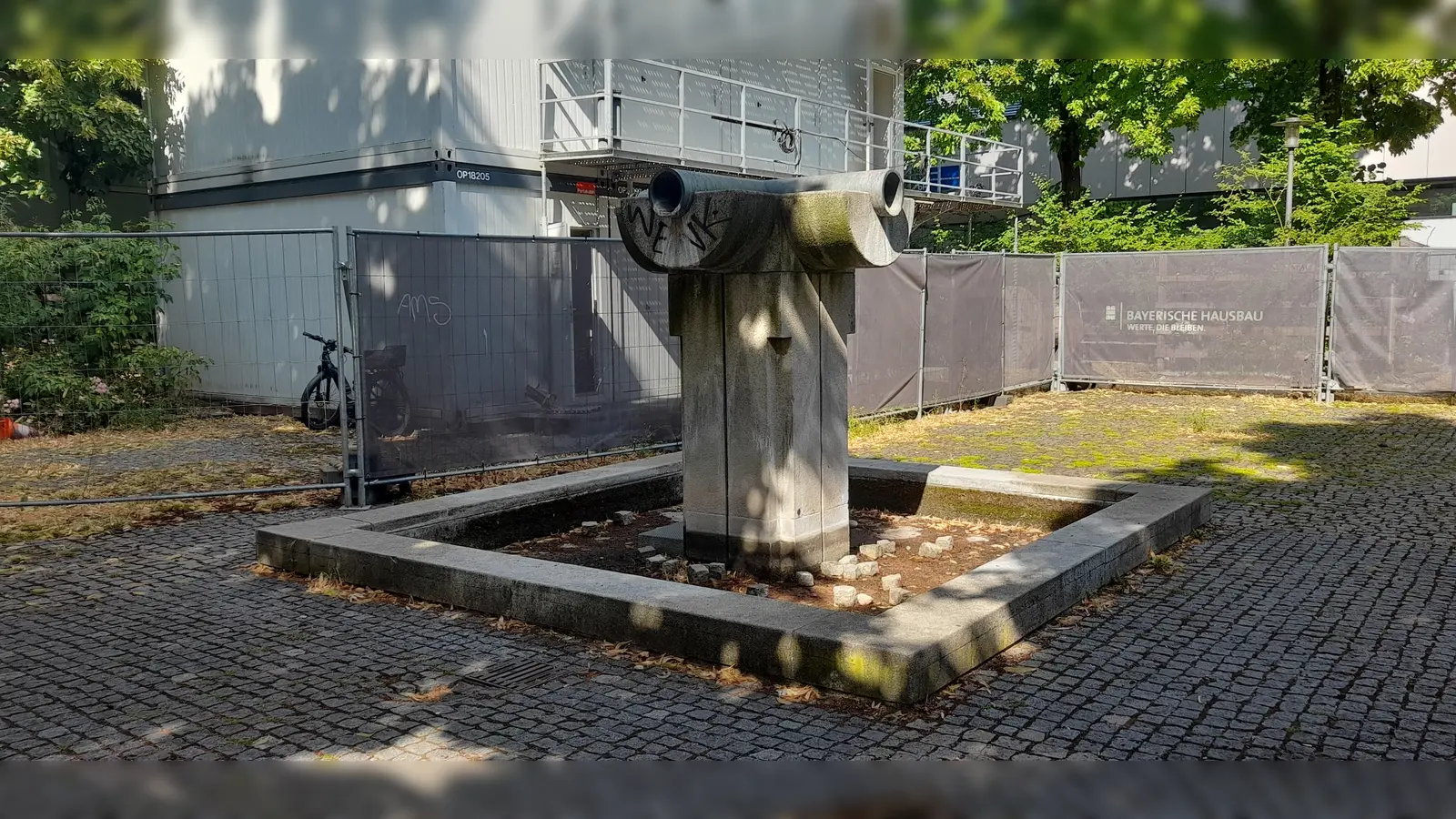 Der kleine Platz samt Brunnen vor dem Forum sollte im Zuge der Bauarbeiten aufgewertet werden. (Foto: kö)