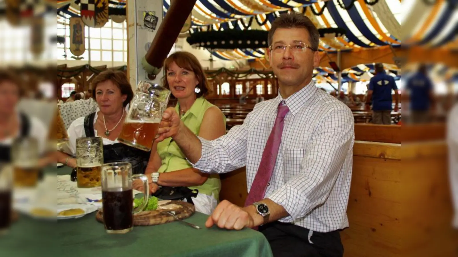 Festwirt Burkhard Greiner (r.) wünscht sich für dieses Siedler- und Seefest, dass das Fest mindestens so gut verläuft, wie im letzten Jahr. (Foto: ar)