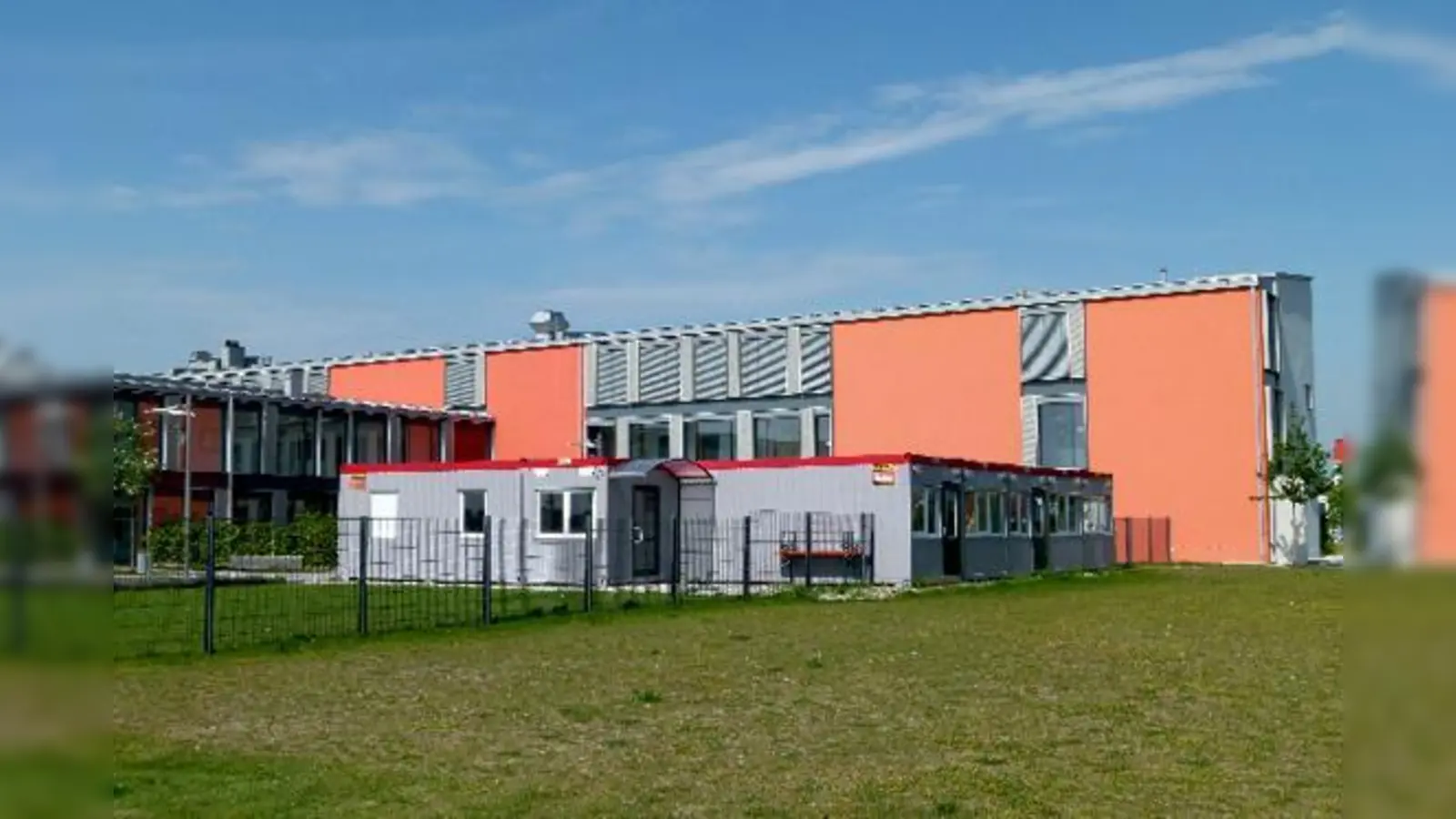 Zu schnell reagiert hat die Gemeinde 2011 und die Container-Anmietung an der Hauptschule verlängert, obwohl es letztlich dafür keinen Bedarf gab.  (Foto: bb)