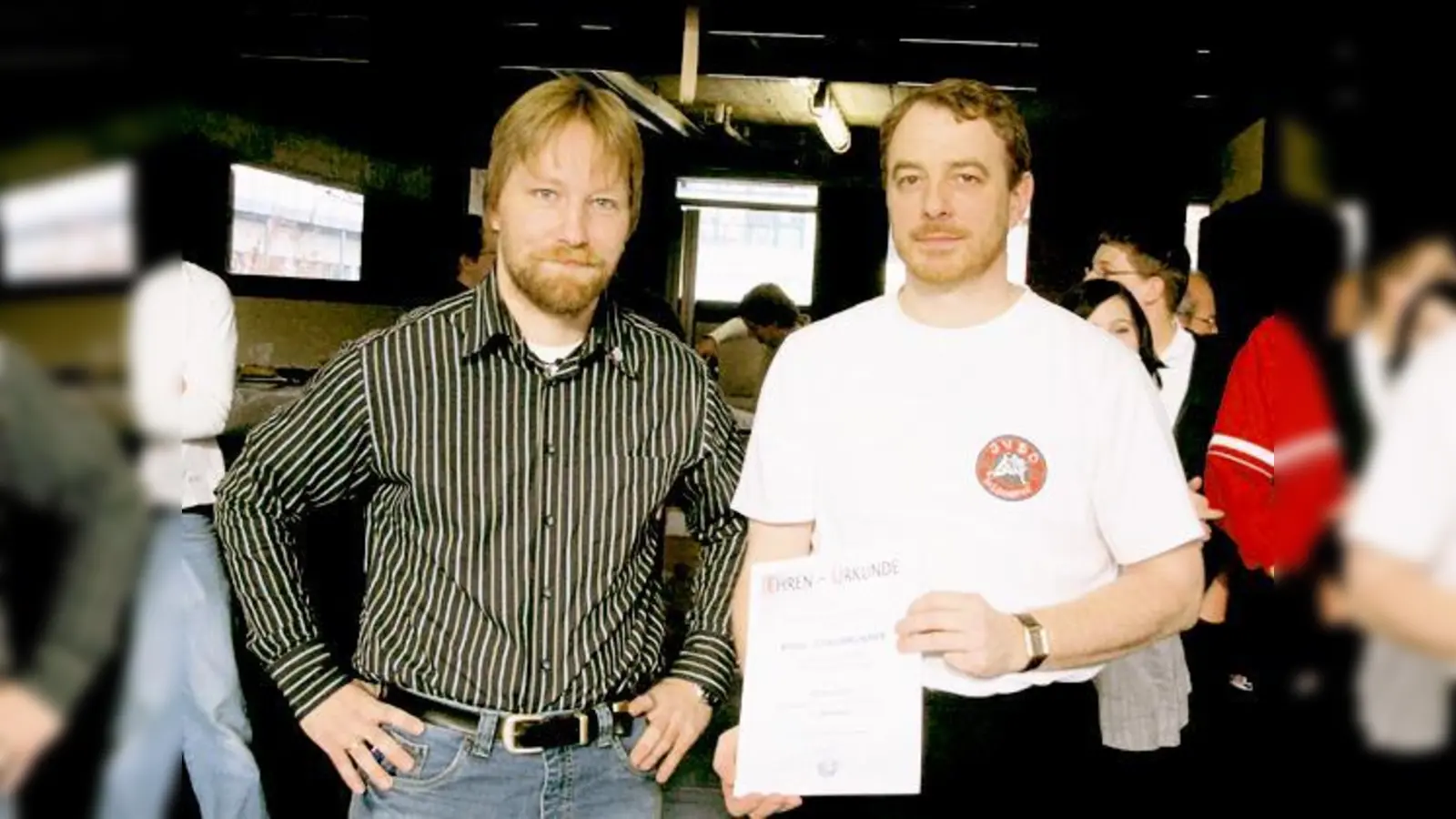 Andreas Hofreiter (links) überreichte Klaus Goldbrunner die Ehrennadel mit der Urkunde.	 (Foto: Privat)