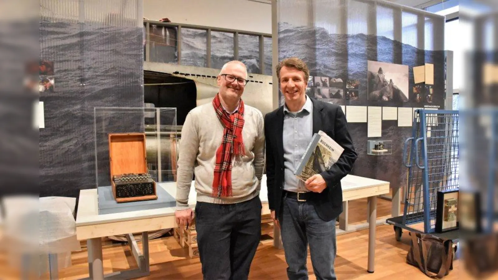 Gerrit Reichert (rechts) und Museumsdirektor Daniel Schreiber leuchteten das Leben Buchheims als Kriegsberichterstatter aus. (Foto: Susanne Hauck)