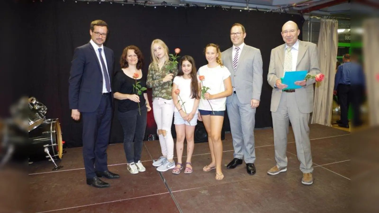 Grandioser zweiter Platz - Glückwunsch! Von links: Alexander Wolf vom Kultusministerium sowie Lehrerin Susanne Jung, Katharina Nold, Anouk John und Maya Gützlaff vom Bert-Brecht-Gymnasium, Michael Kirchmeir vom Kultusministerium und Josef-Effner-Gymnasium-Schulleiter Kurt Stecher bei der Preisverleihung. (Foto: C.Aicher-Leonbacher)