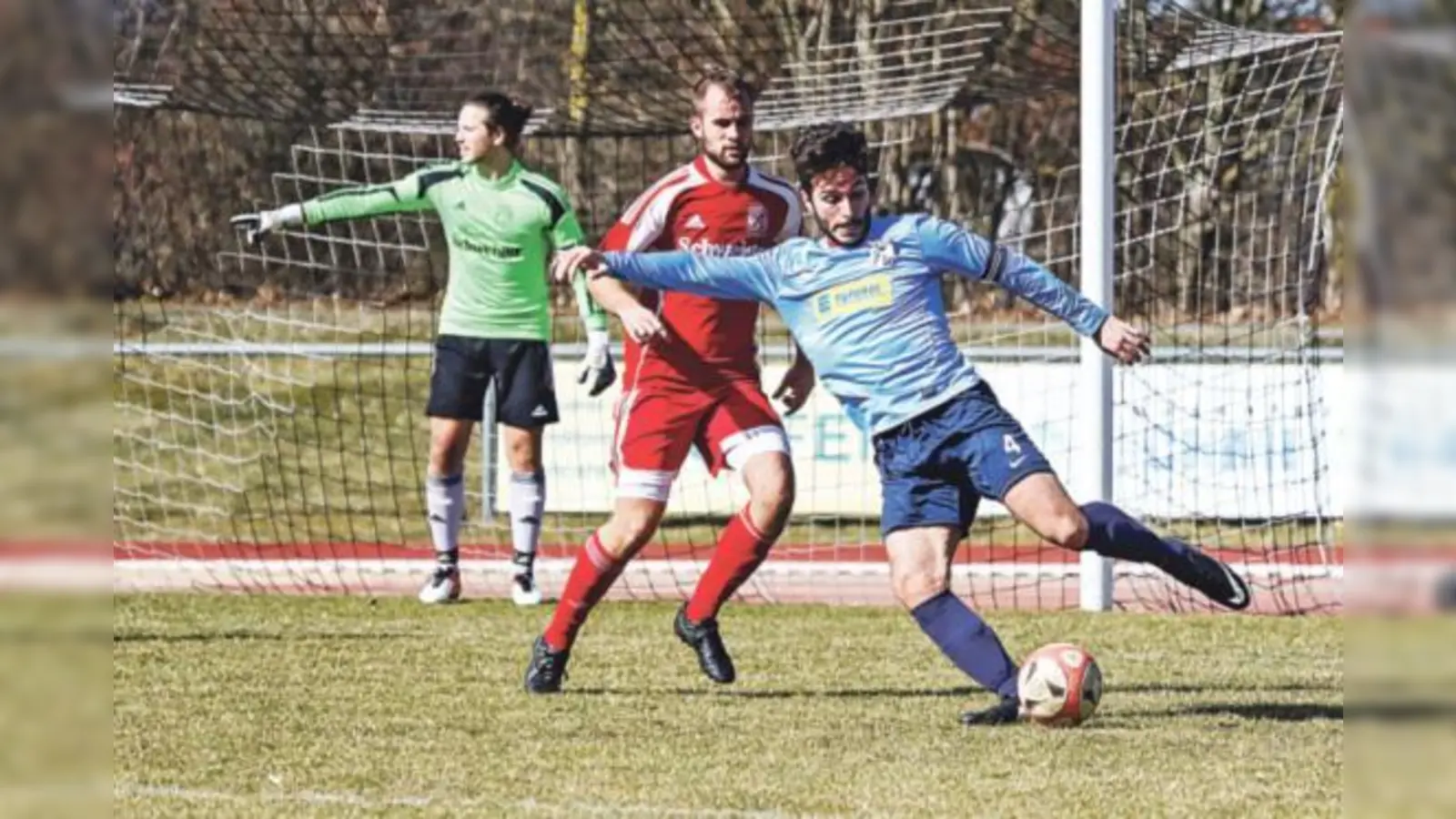 In der Kreisliga 3 setzte sich Neuperlach (in blau) mit 2:0 beim FC Falke Markt Schwaben durch.  (Foto: Christian Riedel)