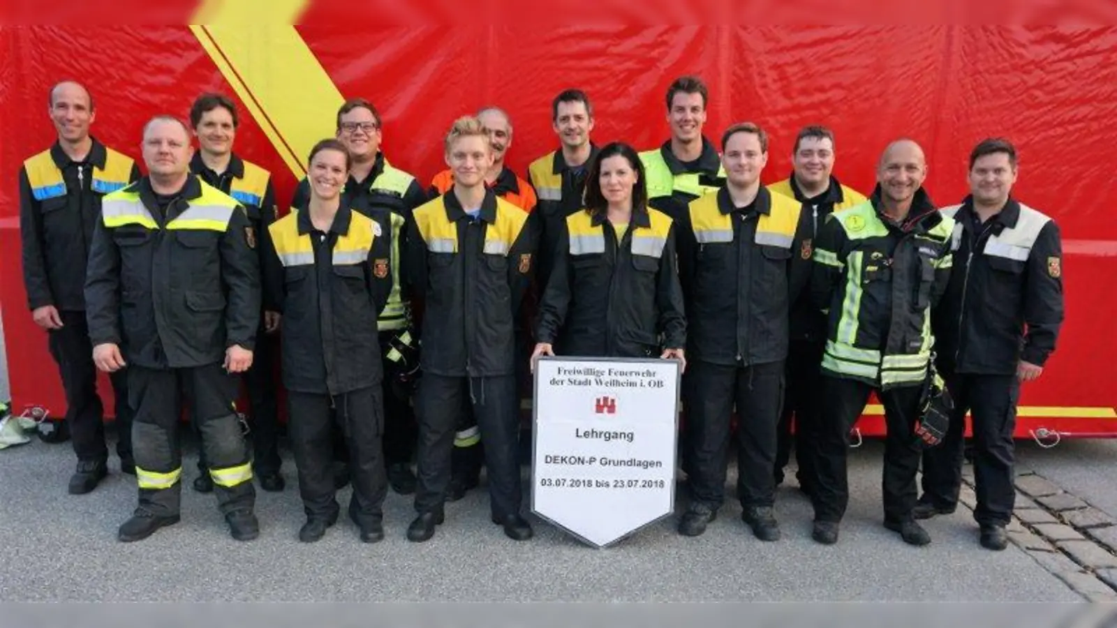 Abschlussfoto mit den Teilnehmern: Ausbilder Martin Pröbstl und Gereon Steffes, Florian Meßner (Gilching), Bernhard Braune (Raisting), Felix von Bothmer. Johannes Schuster (hinten von links), Reinhard Jaensch, Elisabeth Fremmer, Simeon Bernauer, Michela Allione, Dominik Kanzler, Christian Kreisl (Gilching) und der stellvertretende Kommandant Stefan Herbst (vorne von links). (Foto: FFWWM)
