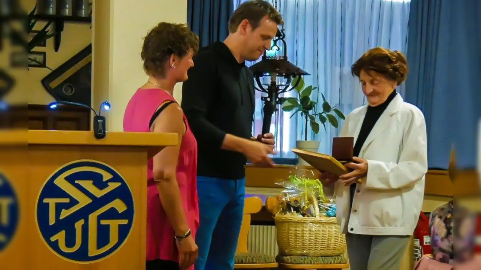 Eine Ära geht zu Ende: Bei der kürzlich abgehaltenen Mitgliederversammlung des TSV Unterpfaffenhofen wurde die langjährige Leiterin der Abteilung Turnen Irmi Gmeinwieser feierlich verabschiedet. Schriftführerin Claudia Bendel und Vereinsvorstand Oliver Elste (von links) überreichten Gmeinwieser, die seit über sechzig Jahren im Verein aktiv gewesen ist, die goldene Ehrenmedaille als Zeichen der Anerkennung für ihr Engagement im Verein. (Foto: TSV Unterpfaffenhofen)