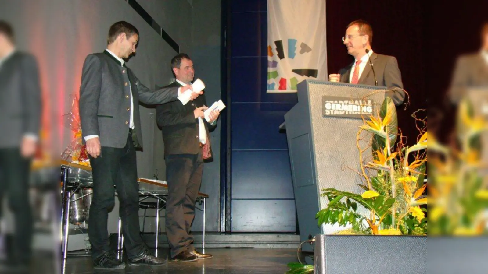 Oberbürgermeister Andreas Haas (re.) bedankte sich bei Markus Enders und Johannes Langer von der MLase AG. (Foto: pst)