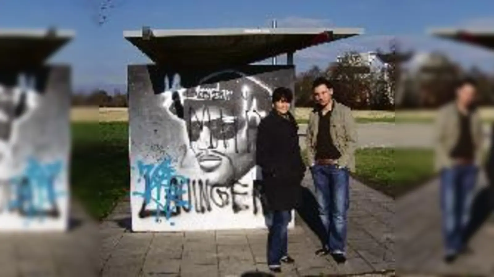 Streetworkerin Gönül Sahin und der »Lauinger« Mehmet D. vor einer Betonüberdachung, dem bisher einzigen Zufluchtsort der  (Jugendlichen.Foto: sd)