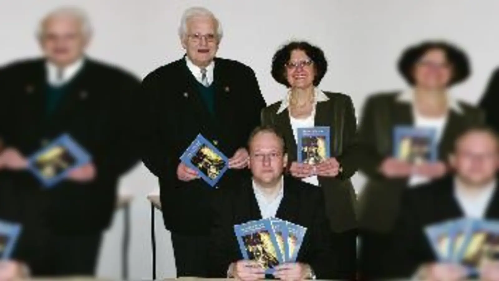 Adolf Plechinger, Pfarrer Markus Gottswinter und Maria Delitsch (v.l.) erstellten den etwas anderen Kirchenführer mit geschichtlichen Informationen sowie Marienabbildungen mit dazu passenden Gebeten.  (Foto/Abbildungen: ak/Gemeinde)