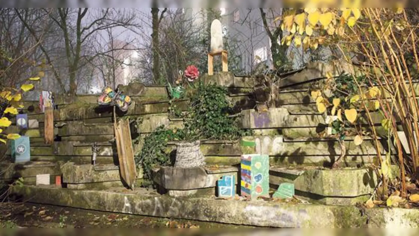 Die beiden Kaskadenbrunnen sind wie eine Bühne für die Skulpturen. In der Dämmerung haben sie eine ganz eigene Wirkung. Eines der Werke des Ensembles »Ententanz« von Evelyn Baron. Der aus Kürbis geschaffenen Figur wurde übel mitgespielt.  (Foto: Florian Mayr)