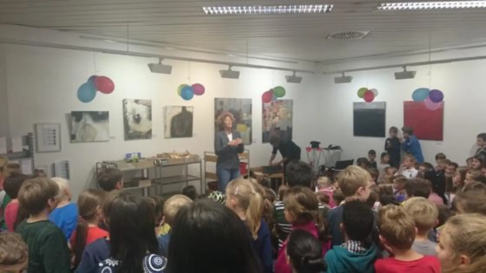 Der Auftritt des Clowns war eines der großen Highlights beim diesjährigen Abschlussfest des Sommerferien Leseclubs in der Stadtbiblithek Bogenhausen.	 (Foto: VA)