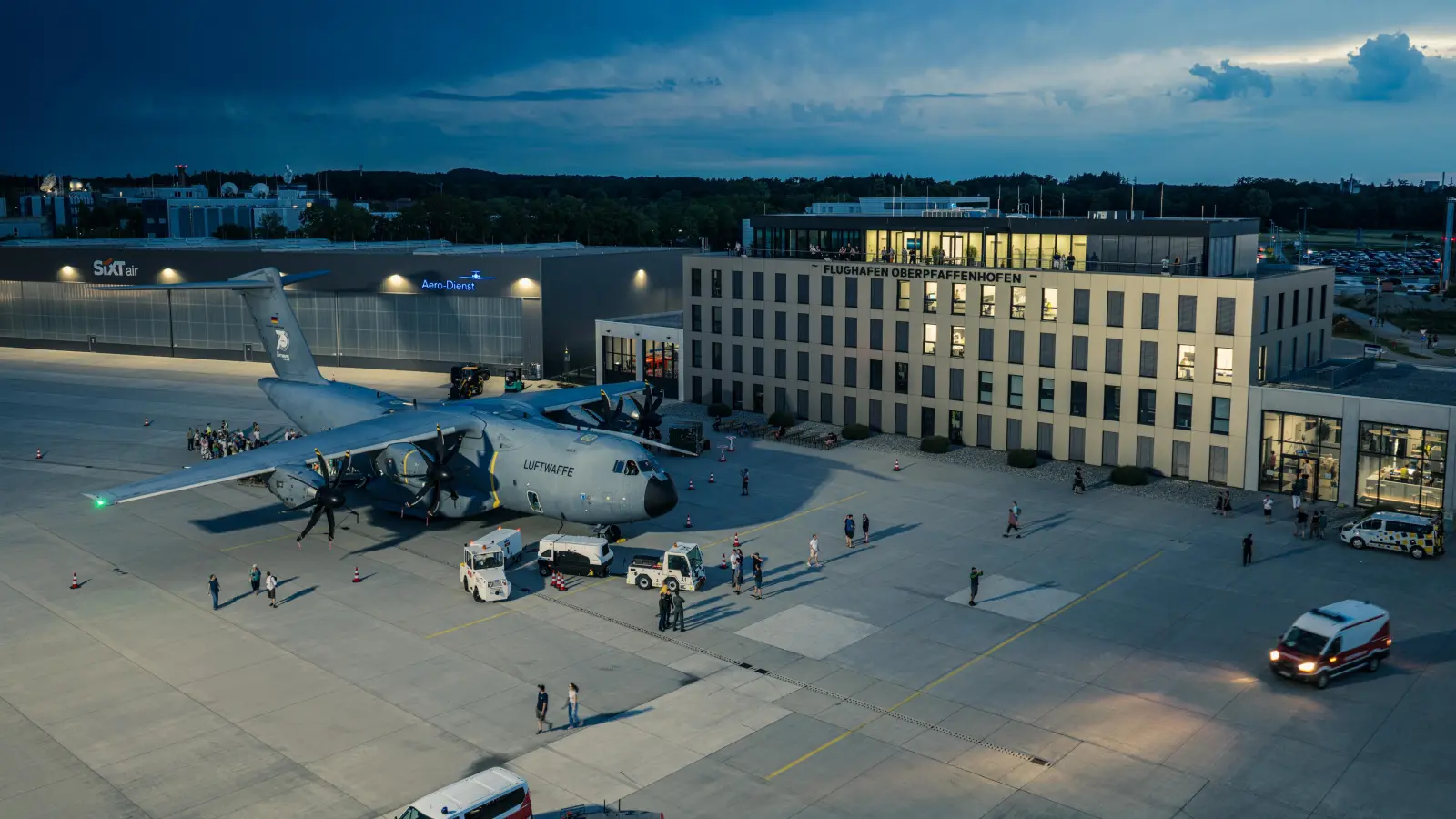 Vor dem Flugzeughangar landete ein Airbus A400M, der als Transportflugzeug der Bundeswehr dient.  (Foto: Ralf Luethy)