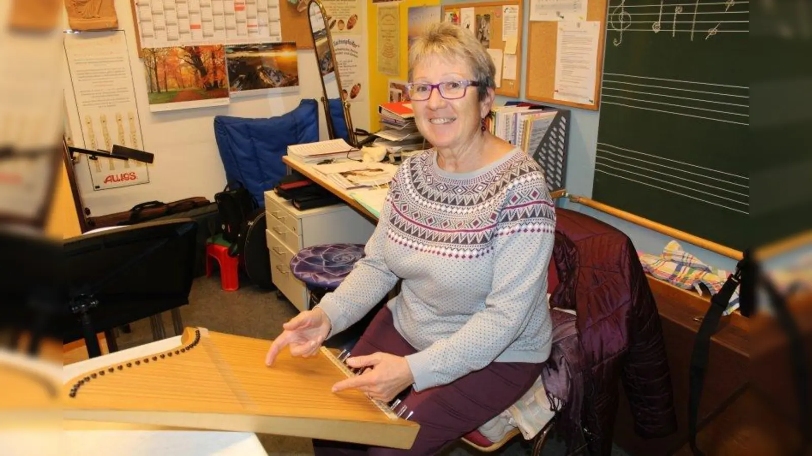 Veeh-Harfenspielen an der Musikschule Planegg-Krailling: Jutta Hörger unterrichtet das Instrument. (Foto: F.Bögelsack)
