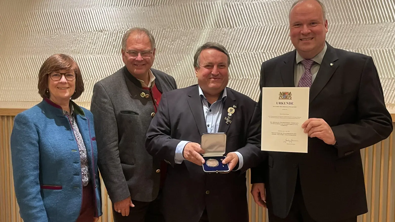 Verdient ausgezeichnet wurde Richard Raiser aus Unterhaching (2.v.r.). Es gratulierten herzlich Gemeinderätin Evi Karbaumer, Bürgermeister Wolfgang Panzer und Landrat Christoph Göbel (v.l.). (Foto: hw)