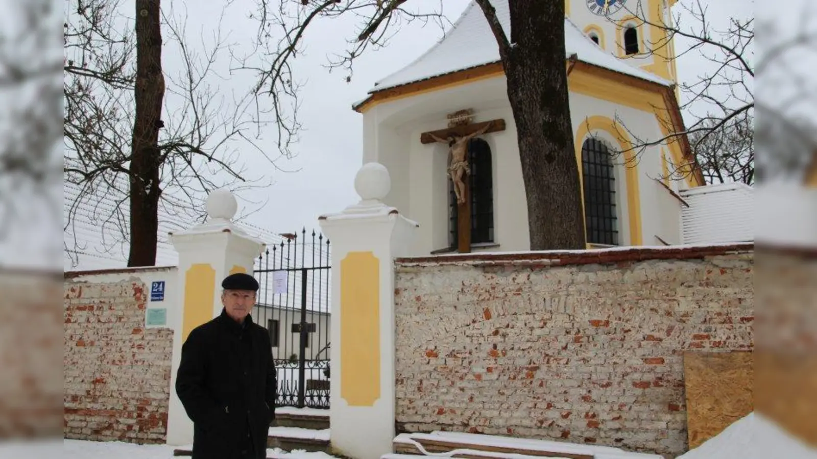Klaus Bichlmayer vor der alten Heilig-Kreuz-Hofmarkskirche im Ensemble Freiham, das unter Denkmalschutz steht. Hier gibt es einen Friedhof, der aber längst aufgelassen ist. (Foto: pst)