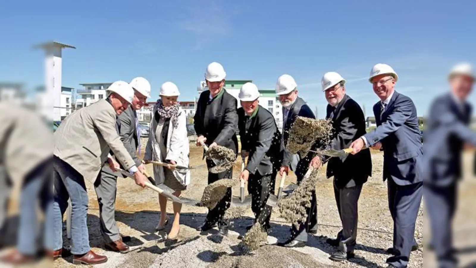 Der erste Spatenstich (v. l.): Thomas Sutor, Ulrich Rudolph, Silvia Herlan, Robert Wießner, Bürgermeister Wolfgang Panzer, Harald Neubarth, Thomas Jäger  (3. Bürgermeister) und Dr. Karsten Medla. 	 (Foto: Kohnke)