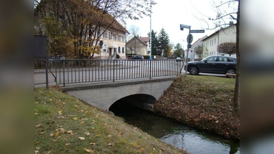 Das Gasthaus mit dem Maibaum und dem kleinen Bach ist typisch für das kleine Dorf Langwied. (Foto: pst)