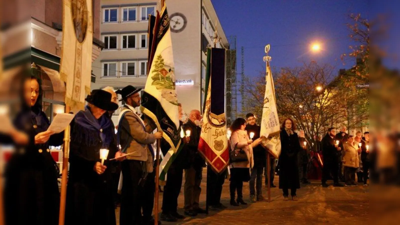 „Wir haben uns sehr über die große Anteilnahme gefreut.“ Viele Menschen liefen die Prozession von Maria Schutz mit oder begleiteten den Zug entlang der Planegger Straße. (Foto: us)