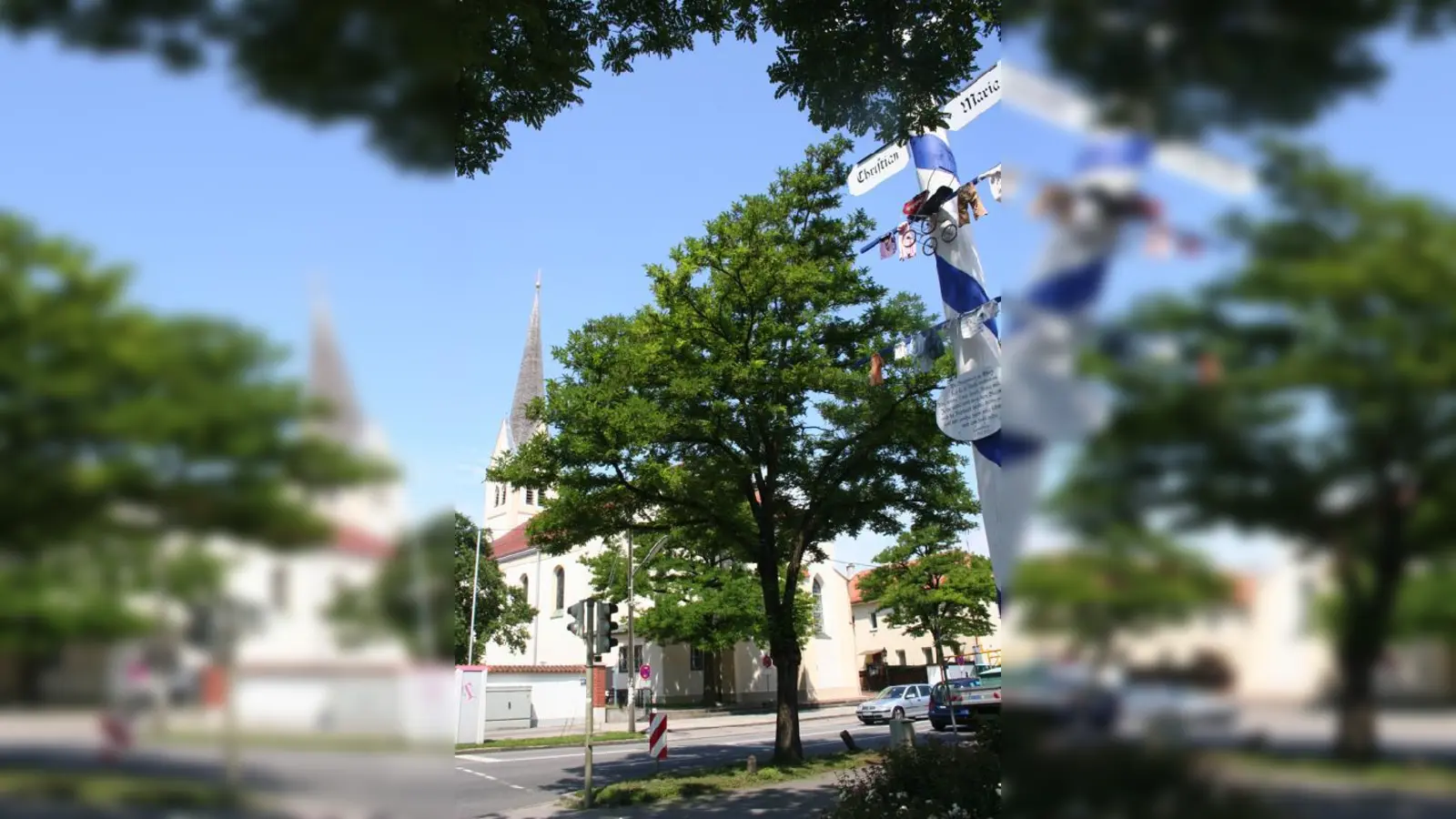 Auch heute ist in Feldmoching noch rund um Kirche, Friedhof, Gemeindehaus und Kriegerdenkmal das gewachsene Bauerndorf zu erkennen.  	 (Foto: ws)