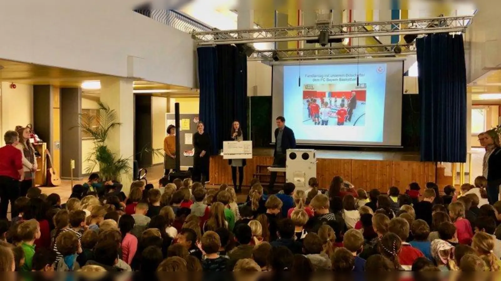 Spitzen-Schulfamilie: gemeinsam liefen die Grundschüler über 3.400 Kilometer. Das erlaufene Spendengeld bekam nun das Ambulante Kinderhospiz. (Foto: Birgit Wohlfart)