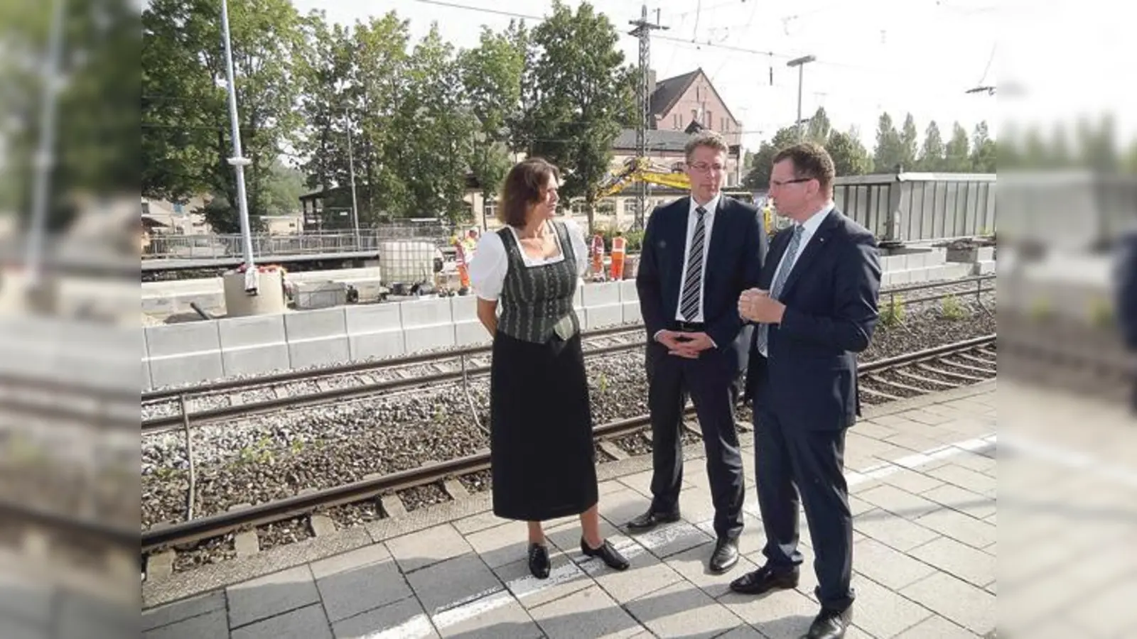 Ilse Aigner (Bayerische Staatsministerin für Wohnen, Bau und Verkehr), Markus Blume (CSU Mdl) und Klaus-Dieter Josel (Bayern Bahnchef) verschaffen sich einen Überblick über den barrierefreien Ausbau des S-Bahnhofes Riem. 	 (Foto: Deutsche Bahn AG/Michael Sc)