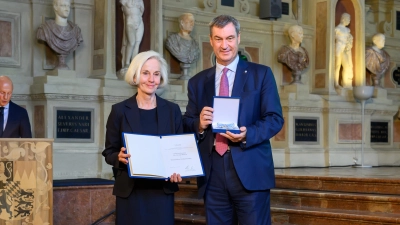 Ursula Münch wurde von Ministerpräsident Markus Söder mit dem Bayerischen Verdienstorden ausgezeichnet. (Foto: Bayerische Staatskanzlei)
