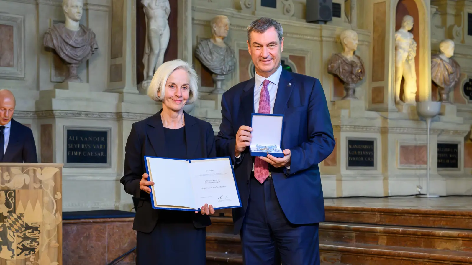 Ursula Münch wurde von Ministerpräsident Markus Söder mit dem Bayerischen Verdienstorden ausgezeichnet. (Foto: Bayerische Staatskanzlei)